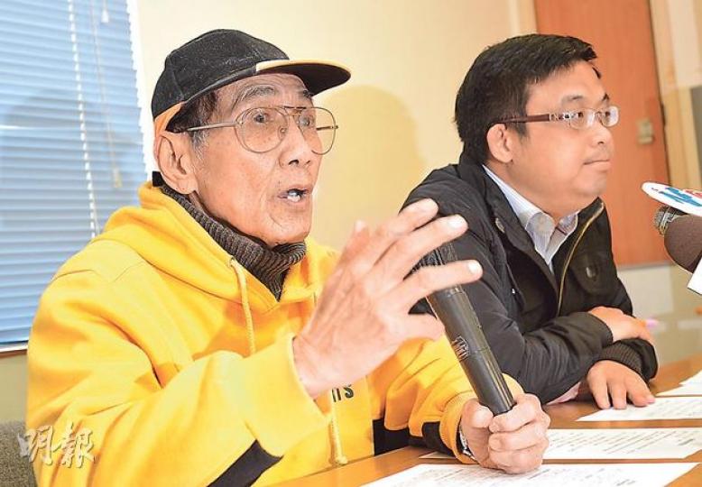 粵語片演員麥基(左)承認自己「貪小便宜」,聽信友人介紹斥60萬元投資,卻無法如期收回本金,因此呼籲市民不要誤信友人說話。圖右為立法會議員涂謹申。(盧翊銘攝) 粵語片演員麥基(左)承認自己「貪小便宜」,聽信友人介紹斥60萬元投資,卻無法如期收回本金,因此呼籲市民不要誤信友人說話。圖右為立法會議員涂謹申。(盧翊銘攝)