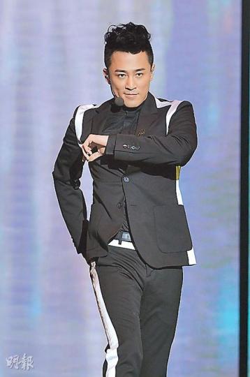林峯指兩司儀窒他無獎就返屋企做生意的棟篤笑很爛。(攝影:鍾偉茵、梁迺楠)傳不和的鄧紫棋與謝安琪在台上有講有笑。(攝影:鍾偉茵、梁迺楠) 林峯指兩司儀窒他無獎就返屋企做生意的棟篤笑很爛。(攝影:鍾偉茵、梁迺楠)傳不和的鄧紫棋與謝安琪在台上有講有笑。(攝影:鍾偉茵、梁迺楠)