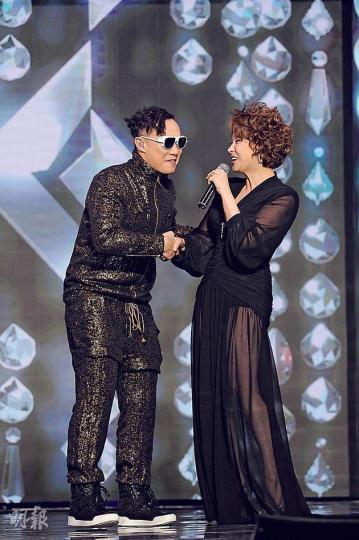 甄妮指陳奕迅全因她當年教得好,才有今日成就。(攝影:鍾偉茵、梁迺楠) 甄妮指陳奕迅全因她當年教得好,才有今日成就。(攝影:鍾偉茵、梁迺楠)