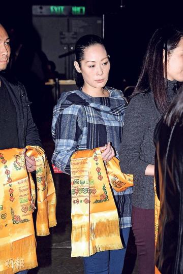 關淑怡排隊等候上台接受大寶法王加持及灌頂時,顯得有點迴避。(攝影/記者:陳釗)接受完儀式後,關淑怡便一直面帶笑容。(攝影/記者:陳釗) 關淑怡排隊等候上台接受大寶法王加持及灌頂時,顯得有點迴避。(攝影/記者:陳釗)接受完儀式後,關淑怡便一直面帶笑容。(攝影/記者:陳釗)