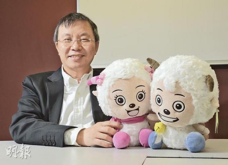 過去20年間,盧永強獨自闖蕩內地,逢年過節才能抽出幾天回香港探望家人。如今他退居公司二線、樂享天倫,但依然常把「羊羊」掛在嘴邊。「一看到電視上有,就像個孩子一樣,坐下來認真看。」(陳淑安攝)(明報製圖) 過去20年間,盧永強獨自闖蕩內地,逢年過節才能抽出幾天回香港探望家人。如今他退居公司二線、樂享天倫,但依然常把「羊羊」掛在嘴邊。「一看到電視上有,就像個孩子一樣,坐下來認真看。」(陳淑安攝)(明報製圖)