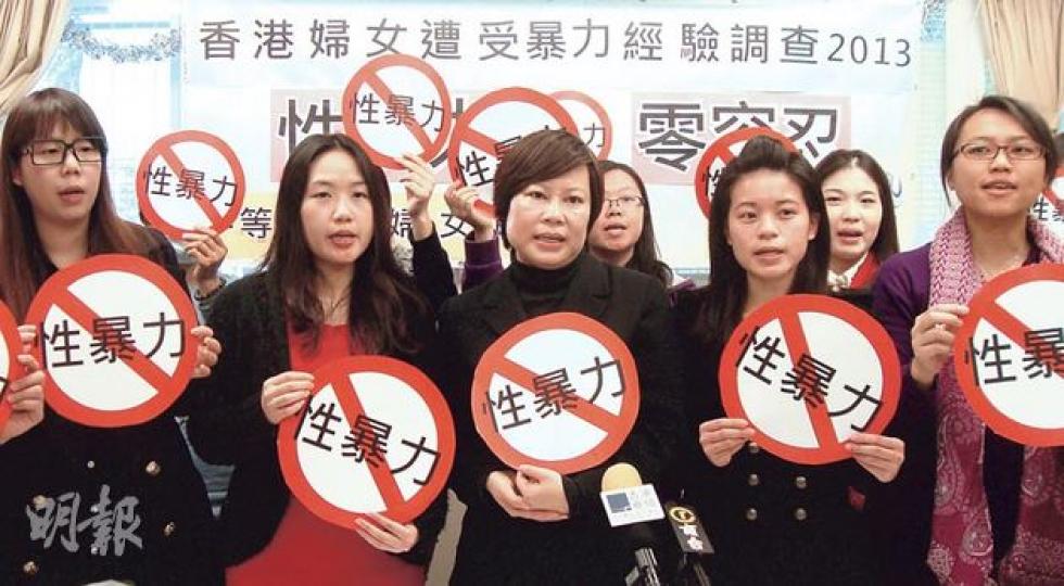 平等機會婦女聯席代表陳劍琴(右一)表示,本港婦女遭受暴力對待情况嚴重,促請立法會開設婦女暴力專責小組跟進。(邱雅錡攝) 平等機會婦女聯席代表陳劍琴(右一)表示,本港婦女遭受暴力對待情况嚴重,促請立法會開設婦女暴力專責小組跟進。(邱雅錡攝)