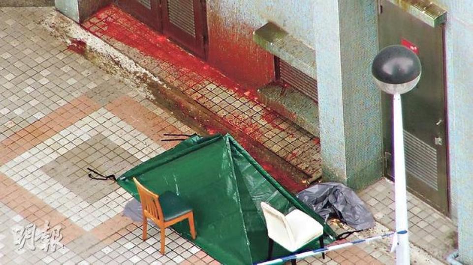 患肺癌的83歲老翁昨早約8時,在寓所當着女兒面前攀出窗外跳樓自殺,女兒企圖拉住父親不果,目睹父親在26樓寓所一躍而下。現場留下一大灘血迹。(林智傑攝)昨早4小時內發生5宗自殺案,4人死亡,其中行動不便的83歲老翁何×濤,昨早近11時特意回到以前位於鰂魚涌太隆樓8樓的寓所自殺,送院搶救後不治。(雲錦鋒攝) 患肺癌的83歲老翁昨早約8時,在寓所當着女兒面前攀出窗外跳樓自殺,女兒企圖拉住父親不果,目睹父親在26樓寓所一躍而下。現場留下一大灘血迹。(林智傑攝)昨早4小時內發生5宗自殺案,4人死亡,其中行動不便的83歲老翁何×濤,昨早近11時特意回到以前位於鰂魚涌太隆樓8樓的寓所自殺,送院搶救後不治。(雲錦鋒攝)