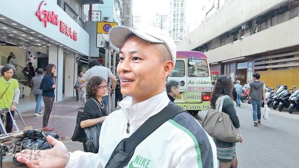 鍾先生表示,國美是荃灣區內較具規模的電器店,售價與其他連鎖店差不多,但會贈送小禮物,因此一直有光顧國美。(林智傑攝) 鍾先生表示,國美是荃灣區內較具規模的電器店,售價與其他連鎖店差不多,但會贈送小禮物,因此一直有光顧國美。(林智傑攝)