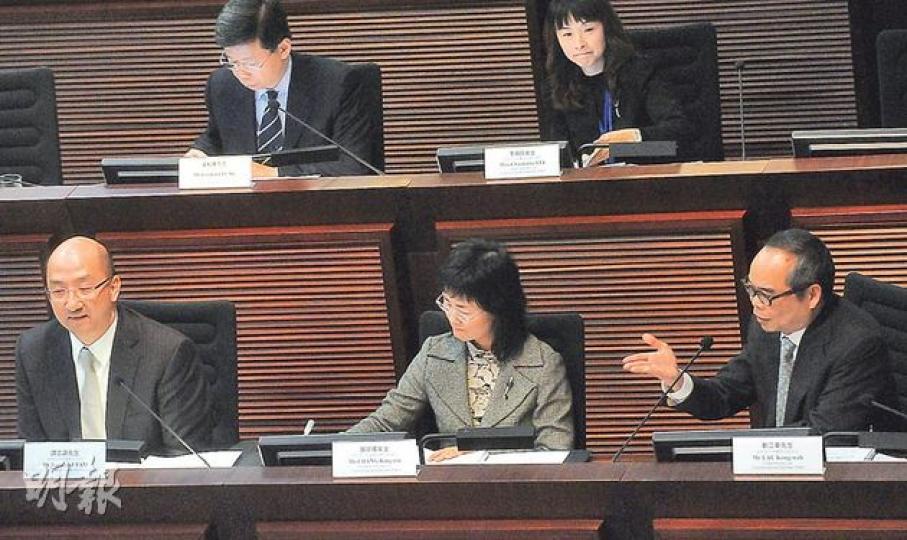 政制及內地副局長劉江華(右一)噚日首次以官員身分出席立會會議,做咗官嘅劉江華就話會繼續同各黨派溝通咁話。(劉焌陶攝) 政制及內地副局長劉江華(右一)噚日首次以官員身分出席立會會議,做咗官嘅劉江華就話會繼續同各黨派溝通咁話。(劉焌陶攝)