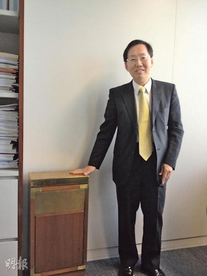 陳健波笑言連清潔阿姐起初都唔識倒呢個垃圾桶。(何曉勤攝) 陳健波笑言連清潔阿姐起初都唔識倒呢個垃圾桶。(何曉勤攝)