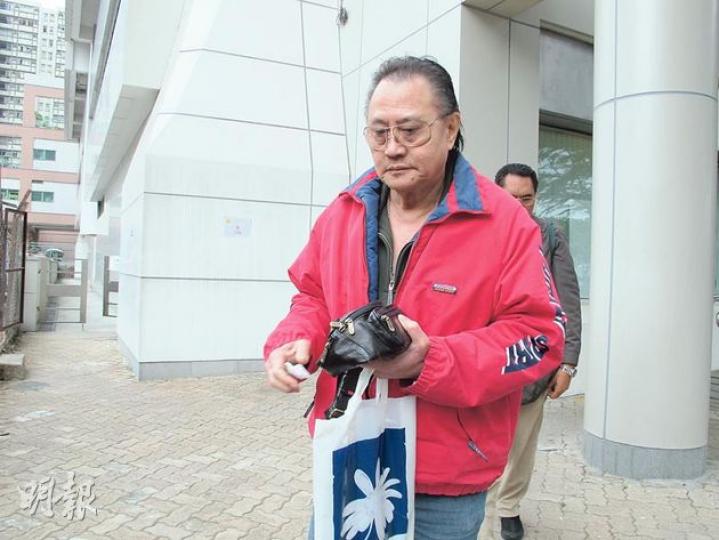 事主陳贇建好友懷疑事主因婚變及炒燶股票尋死,但事主父親陳忠義(圖)怒而反駁「我也試過離婚,但我也沒有自殺,為這離婚太笨蛋,不是男人!」(余卓善攝) 事主陳贇建好友懷疑事主因婚變及炒燶股票尋死,但事主父親陳忠義(圖)怒而反駁「我也試過離婚,但我也沒有自殺,為這離婚太笨蛋,不是男人!」(余卓善攝)