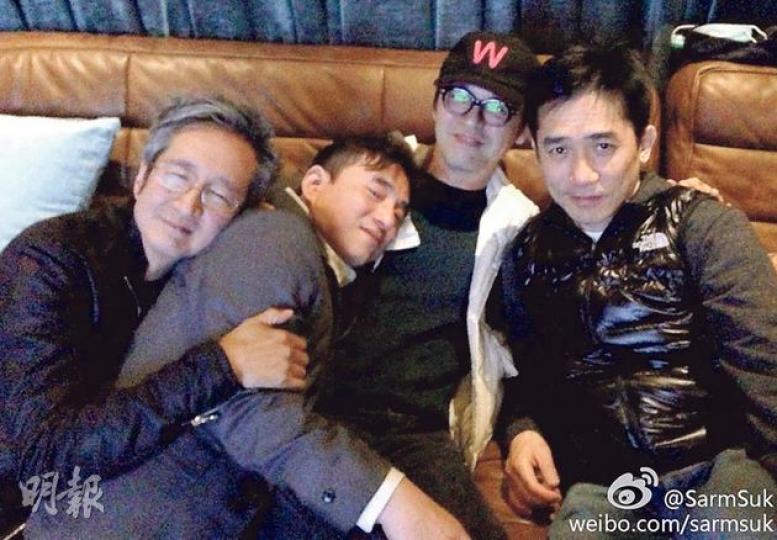 陳國熹(左起)、呂方、B哥半帶醉意,獨偉仔精神奕奕對住鏡頭放電。(微博圖片) 陳國熹(左起)、呂方、B哥半帶醉意,獨偉仔精神奕奕對住鏡頭放電。(微博圖片)