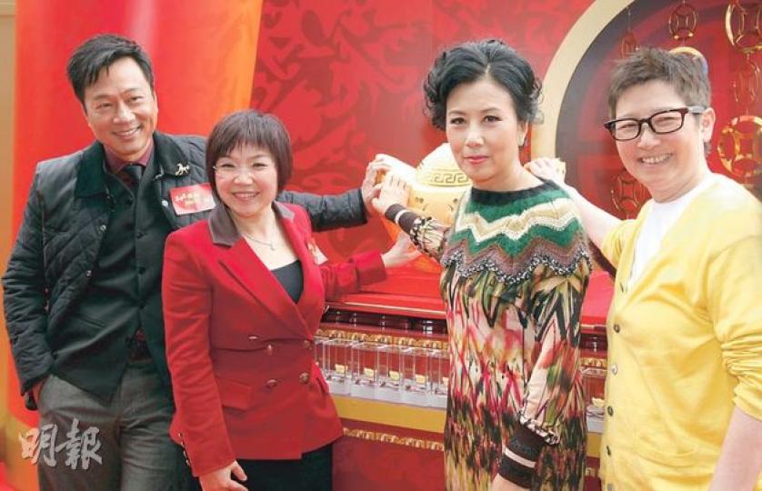 黎耀祥(左起)、麥玲玲、汪明荃及蘇施黃祝願市民蛇年財星高照、萬事如意。(攝影/記者:柯美) 黎耀祥(左起)、麥玲玲、汪明荃及蘇施黃祝願市民蛇年財星高照、萬事如意。(攝影/記者:柯美)