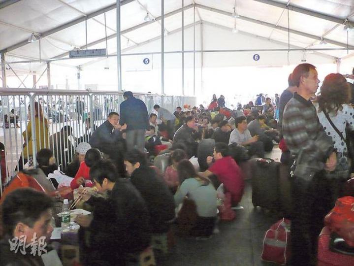 由於驗票口移至廣場,候車旅客無處休息,於是大多席地而坐,用行李搭出桌椅。(楊歡攝) 由於驗票口移至廣場,候車旅客無處休息,於是大多席地而坐,用行李搭出桌椅。(楊歡攝)