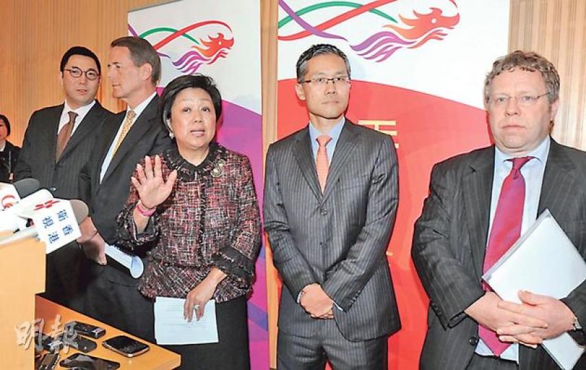 金發局昨日首次開會,被外界視為中資代表的成員包括陳爽及謝湧海等會後低調離去,未有陪同主席查史美倫會見傳媒。昨天出席見傳媒的有李律仁(左起)、文禮信、主席查史美倫、倪以理及Mark G Shipman。(劉焌陶攝)(明報製圖) 金發局昨日首次開會,被外界視為中資代表的成員包括陳爽及謝湧海等會後低調離去,未有陪同主席查史美倫會見傳媒。昨天出席見傳媒的有李律仁(左起)、文禮信、主席查史美倫、倪以理及Mark G Shipman。(劉焌陶攝)(明報製圖)