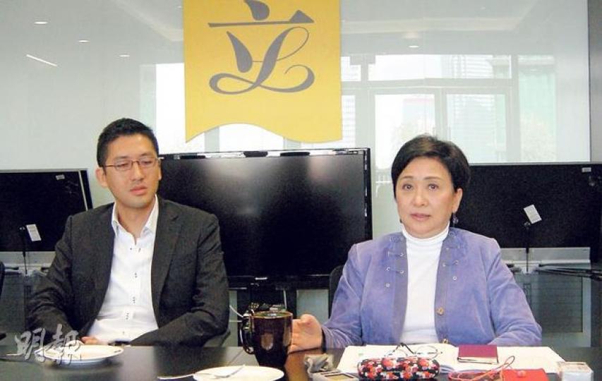 民主黨主席劉慧卿(右)表明,一日唔可以自由進出內地,永遠都唔會有全體議員返內地,旁為民主黨總幹事林卓廷。(林景輝攝) 民主黨主席劉慧卿(右)表明,一日唔可以自由進出內地,永遠都唔會有全體議員返內地,旁為民主黨總幹事林卓廷。(林景輝攝)