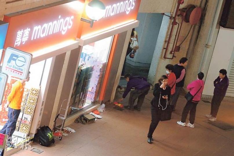 本報昨晚到萬寧門口的公眾通道,發現有主婦以各式各樣物品霸位排隊買奶粉。因奶粉供應緊張,連鎖店一般晚上入貨,第二天早上才限量供應,每人限購4罐。不少主婦因此早一晚開始排隊,衍生「另類排隊黨」。(劉焌陶攝) 本報昨晚到萬寧門口的公眾通道,發現有主婦以各式各樣物品霸位排隊買奶粉。因奶粉供應緊張,連鎖店一般晚上入貨,第二天早上才限量供應,每人限購4罐。不少主婦因此早一晚開始排隊,衍生「另類排隊黨」。(劉焌陶攝)