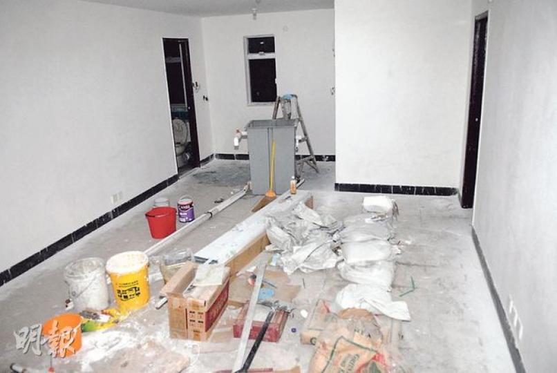 上水一間村屋因業主欠債被沒收變成銀主盤,銀行職員昨到場查收時赫見屋內有人裝修,報警下揭發賣樓騙案,警方正追緝前業主歸案。(伍浦鋒攝) 上水一間村屋因業主欠債被沒收變成銀主盤,銀行職員昨到場查收時赫見屋內有人裝修,報警下揭發賣樓騙案,警方正追緝前業主歸案。(伍浦鋒攝)