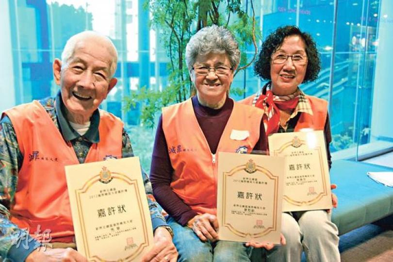 現年92歲的馬華(左一)去年擔任「滅罪精英大使」,協助警方派發單張,防止市民墮入電話騙案,右為另外兩名義工。(邱雅錡攝) 現年92歲的馬華(左一)去年擔任「滅罪精英大使」,協助警方派發單張,防止市民墮入電話騙案,右為另外兩名義工。(邱雅錡攝)