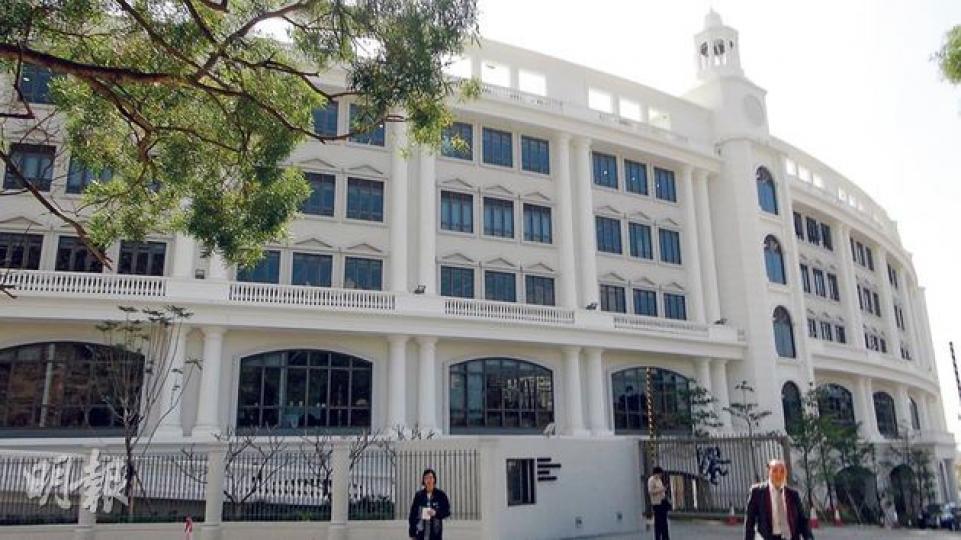 位於屯門黃金海岸的哈羅香港國際學校昨凌晨疑因泳池機房故障起火,200宿生及教師一度需疏散,火警中無人受傷,學校昨如常上課。圖為該校校舍。(林智傑攝) 位於屯門黃金海岸的哈羅香港國際學校昨凌晨疑因泳池機房故障起火,200宿生及教師一度需疏散,火警中無人受傷,學校昨如常上課。圖為該校校舍。(林智傑攝)