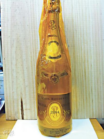 Cristal在飲用前不宜剝掉包裝紙以保障香檳的酒質。(劉信全攝) Cristal在飲用前不宜剝掉包裝紙以保障香檳的酒質。(劉信全攝)