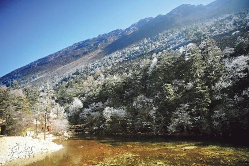 藥池沸泉旁可看到霧淞奇景。(水京攝)在木格措入口處可遠眺背後的連綿雪峰。(水京攝)冬天的木格措沒有完全結冰,仍可看到藍色的湖水。(水京攝)從七色海遠眺高聳尖峭的蜀山。(水京攝)藏傳佛教的石塔是景區內少數的人工景物之一。(水京攝)藥池沸泉在冬日裏煙霧瀰漫。(水京攝)石頭上面的紅色外層其實是藻類植物。(水京攝)厚雪掩蓋 二郎山隧道前的大樹都被厚雪掩蓋。(水京攝)(明報製圖) 藥池沸泉旁可看到霧淞奇景。(水京攝)在木格措入口處可遠眺背後的連綿雪峰。(水京攝)冬天的木格措沒有完全結冰,仍可看到藍色的湖水。(水京攝)從七色海遠眺高聳尖峭的蜀山。(水京攝)藏傳佛教的石塔是景區內少數的人工景物之一。(水京攝)藥池沸泉在冬日裏煙霧瀰漫。(水京攝)石頭上面的紅色外層其實是藻類植物。(水京攝)厚雪掩蓋 二郎山隧道前的大樹都被厚雪掩蓋。(水京攝)(明報製圖)