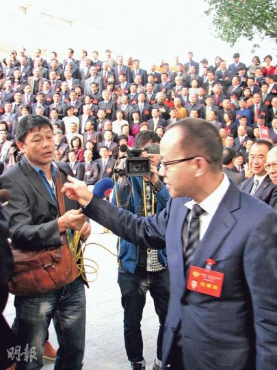 廣東省委宣傳部副部長、南方報業傳媒集團黨委書記楊健(右)昨天多次迴避本港有線電視記者提問,指事件「已經妥善解決」。(明報記者攝)被指干涉《南方周末》新年獻詞的廣東省委宣傳部長庹震(中)昨天拍完大合照後快閃離開。(明報記者攝)廣東政協主席黃龍雲(左)講話後與他的內定接班人、省委副書記朱明國(右)握手,似有交班之意。(明報記者攝) 廣東省委宣傳部副部長、南方報業傳媒集團黨委書記楊健(右)昨天多次迴避本港有線電視記者提問,指事件「已經妥善解決」。(明報記者攝)被指干涉《南方周末》新年獻詞的廣東省委宣傳部長庹震(中)昨天拍完大合照後快閃離開。(明報記者攝)廣東政協主席黃龍雲(左)講話後與他的內定接班人、省委副書記朱明國(右)握手,似有交班之意。(明報記者攝)