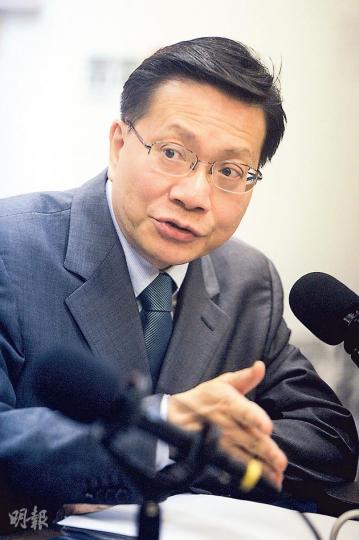運輸及房屋局長張炳良昨日於商台《在晴朗的一天出發》節目上承認,現時樓價已遠超市民負擔,但政府十分掌握樓市數據,若樓市出現極大波動,政府會毫不猶豫再出招應對。(葉思雅攝) 運輸及房屋局長張炳良昨日於商台《在晴朗的一天出發》節目上承認,現時樓價已遠超市民負擔,但政府十分掌握樓市數據,若樓市出現極大波動,政府會毫不猶豫再出招應對。(葉思雅攝)