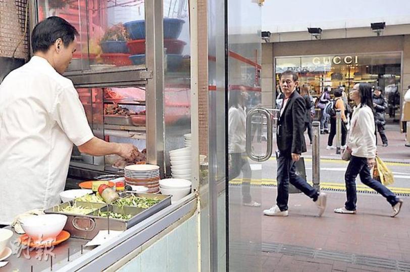 駱克道利苑粥麵42年前開業時,對面是木材店,「一樁樁木頭放響度」,接近半個世紀後的今天,粥麵店還是為客人煮豬膶粥,木材店卻成為賣幾千元一個手袋的名店Gucci。(葉家豪攝)銅鑼灣崇光後面一段駱克道最後一間食肆利苑粥麵,因業主大幅加租,決定本月29日結業,暫時未有計劃另覓地點繼續經營。(葉家豪攝) 駱克道利苑粥麵42年前開業時,對面是木材店,「一樁樁木頭放響度」,接近半個世紀後的今天,粥麵店還是為客人煮豬膶粥,木材店卻成為賣幾千元一個手袋的名店Gucci。(葉家豪攝)銅鑼灣崇光後面一段駱克道最後一間食肆利苑粥麵,因業主大幅加租,決定本月29日結業,暫時未有計劃另覓地點繼續經營。(葉家豪攝)