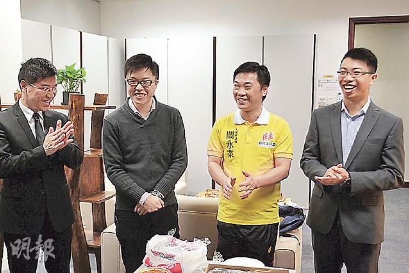 新民主同盟成員噚日同傳媒聚會,立法會議員范國威(左一)介紹幾位「嫩口」嘅輪任召集人(左二起)﹕30歲嘅梁里、36歲嘅關永業、24歲嘅鍾錦麟,另一位30歲嘅丘文俊未到場。(郭慶輝攝) 新民主同盟成員噚日同傳媒聚會,立法會議員范國威(左一)介紹幾位「嫩口」嘅輪任召集人(左二起)﹕30歲嘅梁里、36歲嘅關永業、24歲嘅鍾錦麟,另一位30歲嘅丘文俊未到場。(郭慶輝攝)