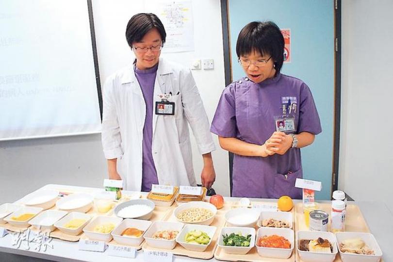 北區醫院推出營養不良篩選計劃,該院營養師丁浩恩(左)及黃志恩(右)為高風險的營養不良病人設計餐單,如需汲取較多營養者可進食蔬菜、肉類,胃口不佳者可選擇米糊、白粥,再配以高蛋白質的甜品。(梁杏怡攝) 北區醫院推出營養不良篩選計劃,該院營養師丁浩恩(左)及黃志恩(右)為高風險的營養不良病人設計餐單,如需汲取較多營養者可進食蔬菜、肉類,胃口不佳者可選擇米糊、白粥,再配以高蛋白質的甜品。(梁杏怡攝)