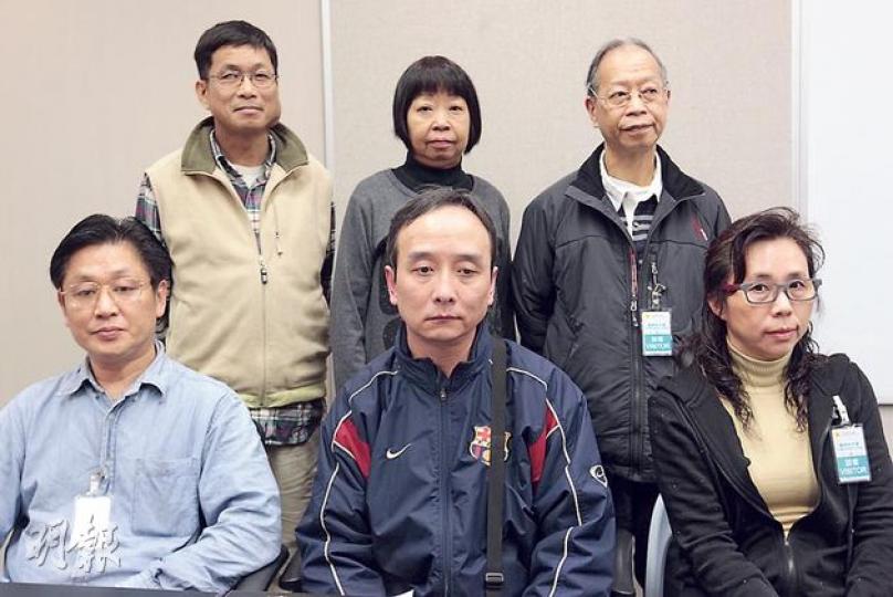他們外表與健全人士無異,但各人其實正受病魔煎熬。前排左起是柏金遜症病人莊達成、多發性硬化症病人許金榜、柏金遜症病人陳燕;後排左起為腎病病人戴泳廷、何愛英、鄧志明。他們均需長期依賴藥物,卻未能或只能間斷獲得傷殘津貼。(郭慶輝攝) 他們外表與健全人士無異,但各人其實正受病魔煎熬。前排左起是柏金遜症病人莊達成、多發性硬化症病人許金榜、柏金遜症病人陳燕;後排左起為腎病病人戴泳廷、何愛英、鄧志明。他們均需長期依賴藥物,卻未能或只能間斷獲得傷殘津貼。(郭慶輝攝)