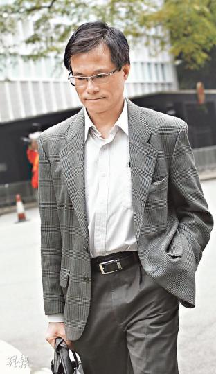 海事處高級驗船主任梁維學承認,現時重看「南丫四號」的圖則及報告數據,是誤信船廠計算方法以致計錯數,但當年相信有同事曾核實資料,不應到最後階段由他覆核。(李紹昌攝) 海事處高級驗船主任梁維學承認,現時重看「南丫四號」的圖則及報告數據,是誤信船廠計算方法以致計錯數,但當年相信有同事曾核實資料,不應到最後階段由他覆核。(李紹昌攝)