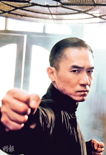 梁朝偉穿唐裝演葉問,可像武俠版《花樣年華》的周慕雲?(攝影﹕娛樂組)章子怡曾示範宮家六十四手,藉着招式說愛你,可惜因片長關係,難逃一剪。(攝影﹕娛樂組)梁朝偉與章子怡戲中談情似有還無,跟對白「葉底藏花」不謀而合。(攝影﹕娛樂組)梁朝偉與章子怡在港重逢,相見卻不能相親,就連背影亦格外孤單。(微博圖片) 梁朝偉穿唐裝演葉問,可像武俠版《花樣年華》的周慕雲?(攝影﹕娛樂組)章子怡曾示範宮家六十四手,藉着招式說愛你,可惜因片長關係,難逃一剪。(攝影﹕娛樂組)梁朝偉與章子怡戲中談情似有還無,跟對白「葉底藏花」不謀而合。(攝影﹕娛樂組)梁朝偉與章子怡在港重逢,相見卻不能相親,就連背影亦格外孤單。(微博圖片)