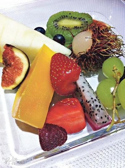 商務機艙提供的「Nobu鮮果盤」,的確比一般生果盤精美,可是……(陳俊偉攝)菜牌由名廚班底操刀,包括Nobu、Vineet Bhatia等。(陳俊偉攝) 商務機艙提供的「Nobu鮮果盤」,的確比一般生果盤精美,可是……(陳俊偉攝)菜牌由名廚班底操刀,包括Nobu、Vineet Bhatia等。(陳俊偉攝)