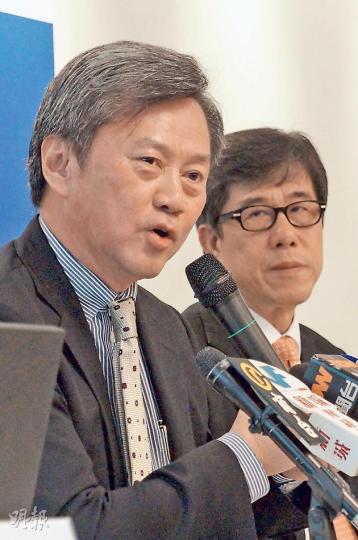 趙國雄稱,目前並未聽聞內房商有大規模來港發展的勢頭,何况長實有「地頭蟲」優勢,不怕飯碗被搶。(杜婧攝) 立法會議員、同為地產商的田北俊表示,更多內房商來港發展,可以令市民在樓盤價格、設計上有更多選擇,是件好事。(杜婧攝) 趙國雄稱,目前並未聽聞內房商有大規模來港發展的勢頭,何况長實有「地頭蟲」優勢,不怕飯碗被搶。(杜婧攝) 立法會議員、同為地產商的田北俊表示,更多內房商來港發展,可以令市民在樓盤價格、設計上有更多選擇,是件好事。(杜婧攝)