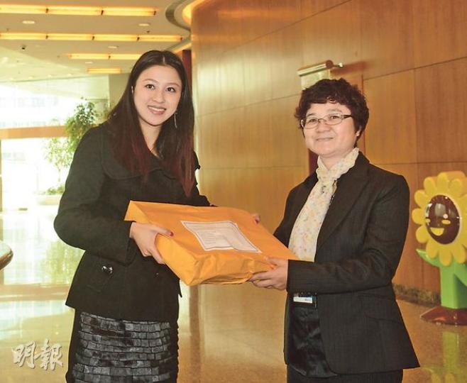 天水圍輕鐵天榮站項目吸引16個財團提交發展意向書。圖為恒基代表(左),遞交意向書。(陳淑安攝) (明報製圖) 天水圍輕鐵天榮站項目吸引16個財團提交發展意向書。圖為恒基代表(左),遞交意向書。(陳淑安攝) (明報製圖)