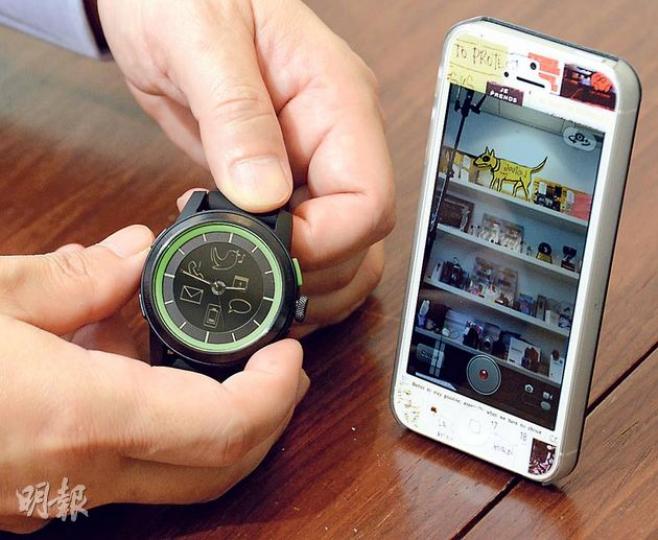 若智能手機收到短訊、電郵或電話,某個約會就到,或者電池電量很低,cookoo Watch都可以顯示。它亦可以作為無線遙控器,控制手機拍照。(陳淑安攝) 若智能手機收到短訊、電郵或電話,某個約會就到,或者電池電量很低,cookoo Watch都可以顯示。它亦可以作為無線遙控器,控制手機拍照。(陳淑安攝)