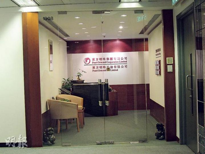 劉夢熊承認,是次爆出梁振英參選背後之事,其中一個原因是他和其任副主席的東方明珠石油受廉署調查。(林凱旻攝) 劉夢熊昨出席港大有關《施政報告》的論壇,會場以梁振英相片為布景。劉在會後表示,他接受周刊訪問時指梁振英「言而無信」,原因是「必須要做有尊嚴的人,講出事實真相」。他其後承認,本月初被廉署拘捕調查,是他爆料批梁原因之一。(李紹昌攝) (明報製圖) 劉夢熊承認,是次爆出梁振英參選背後之事,其中一個原因是他和其任副主席的東方明珠石油受廉署調查。(林凱旻攝) 劉夢熊昨出席港大有關《施政報告》的論壇,會場以梁振英相片為布景。劉在會後表示,他接受周刊訪問時指梁振英「言而無信」,原因是「必須要做有尊嚴的人,講出事實真相」。他其後承認,本月初被廉署拘捕調查,是他爆料批梁原因之一。(李紹昌攝) (明報製圖)