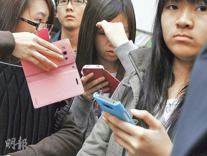 香港集思會調查發現,90後「機不離手」的原因之一是「無得上網會死」,調查又發現手機應用程式WhatsApp及社交網站已取代手機,成為青年日常生活聯繫的主要方式。(李紹昌攝) (明報製圖) 香港集思會調查發現,90後「機不離手」的原因之一是「無得上網會死」,調查又發現手機應用程式WhatsApp及社交網站已取代手機,成為青年日常生活聯繫的主要方式。(李紹昌攝) (明報製圖)