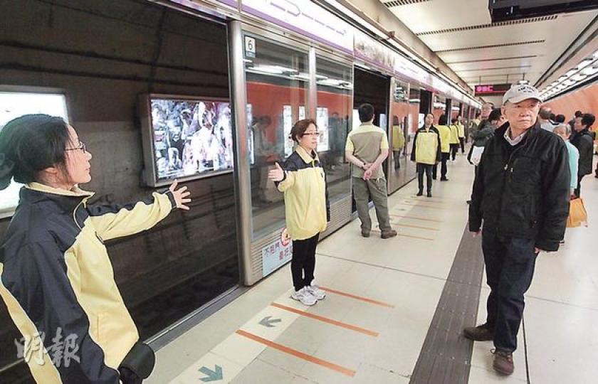 港鐵北角站於約1時半恢復過海列車服務,因起火3號月台的閘門仍待維修,職員暫將月台所有閘門打開,由職員在旁看守。(郭慶輝攝) 港鐵北角站於約1時半恢復過海列車服務,因起火3號月台的閘門仍待維修,職員暫將月台所有閘門打開,由職員在旁看守。(郭慶輝攝)