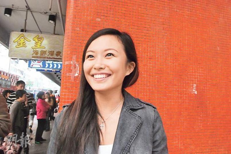 吳小姐昨晨原欲到北角站乘港鐵往銅鑼灣,到站外才得悉封站,要走到鰂魚涌站乘車,預計會遲到。她認為港鐵應派接駁巴士助乘客改往鰂魚涌或炮台山乘車。(楊嘉欣攝) 吳小姐昨晨原欲到北角站乘港鐵往銅鑼灣,到站外才得悉封站,要走到鰂魚涌站乘車,預計會遲到。她認為港鐵應派接駁巴士助乘客改往鰂魚涌或炮台山乘車。(楊嘉欣攝)