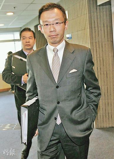 中年男子3年前接受外科醫生陳溥深(前)的痔瘡槍手術後,直腸內壁出現破洞需至急症室求醫。陳溥深被醫務委員會控4項專業失當,昨日出席聆訊。(李紹昌攝) 中年男子3年前接受外科醫生陳溥深(前)的痔瘡槍手術後,直腸內壁出現破洞需至急症室求醫。陳溥深被醫務委員會控4項專業失當,昨日出席聆訊。(李紹昌攝)