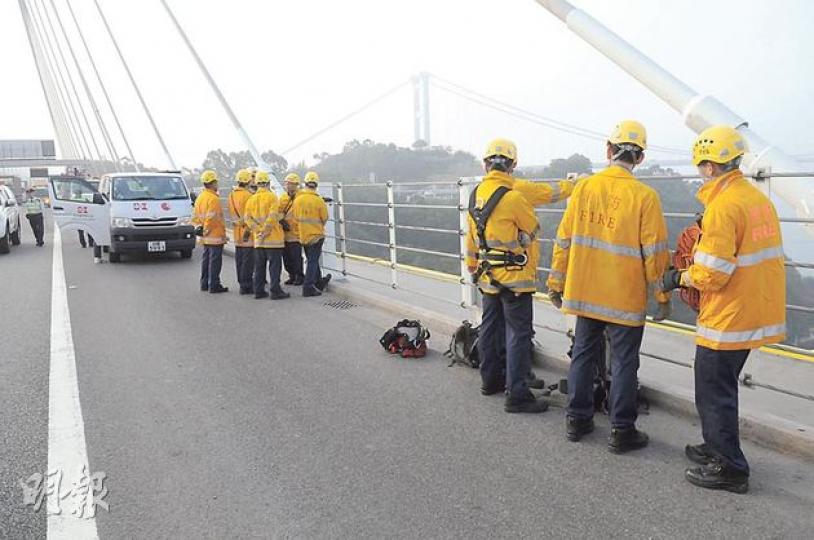 44歲司機昨晨把客貨車駛至汀九橋後疑跳橋,大批消防員接報到場協助搜索。(蔡方山攝) 44歲司機昨晨把客貨車駛至汀九橋後疑跳橋,大批消防員接報到場協助搜索。(蔡方山攝)