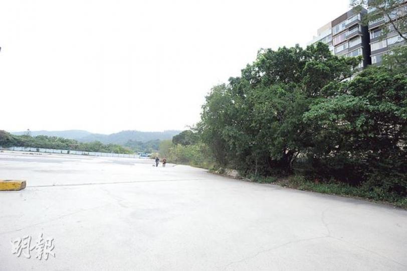 屯門掃管笏第56區限量地,位置鄰近新地樓盤星堤(圖右上角位置),地皮昨收到9份標書,市場估計地皮市價約11.3億至15億元。(尹錦恩攝)嘉華國際獨資入標競投屯門掃管笏限量地,集團發展總經理尹紫薇表示,地皮可塑性高,可興建低密度住宅。(麥穎攝) 屯門掃管笏第56區限量地,位置鄰近新地樓盤星堤(圖右上角位置),地皮昨收到9份標書,市場估計地皮市價約11.3億至15億元。(尹錦恩攝)嘉華國際獨資入標競投屯門掃管笏限量地,集團發展總經理尹紫薇表示,地皮可塑性高,可興建低密度住宅。(麥穎攝)