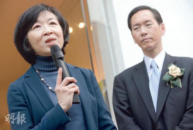 行政會議成員羅范椒芬(左)昨日表態支持梁振英,並表示對劉夢熊的說話有「很大的懷疑」。另一行會成員陳智思(右)希望涉事的人都出來解釋,以免市民繼續猜疑。兩人昨日出席陳智思太太創辦的培生學校學生畫展及慈善拍賣籌款活動。(余俊亮攝) 行政會議成員羅范椒芬(左)昨日表態支持梁振英,並表示對劉夢熊的說話有「很大的懷疑」。另一行會成員陳智思(右)希望涉事的人都出來解釋,以免市民繼續猜疑。兩人昨日出席陳智思太太創辦的培生學校學生畫展及慈善拍賣籌款活動。(余俊亮攝)