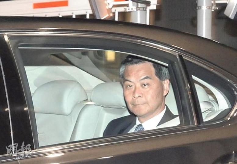 特首梁振英接受亞視國際台《時事縱橫》節目訪問時,首度開腔反駁劉夢熊的指控,否認自己在僭建問題上說謊,亦沒說過視泛民為敵人。(葉家豪攝) 特首梁振英接受亞視國際台《時事縱橫》節目訪問時,首度開腔反駁劉夢熊的指控,否認自己在僭建問題上說謊,亦沒說過視泛民為敵人。(葉家豪攝)