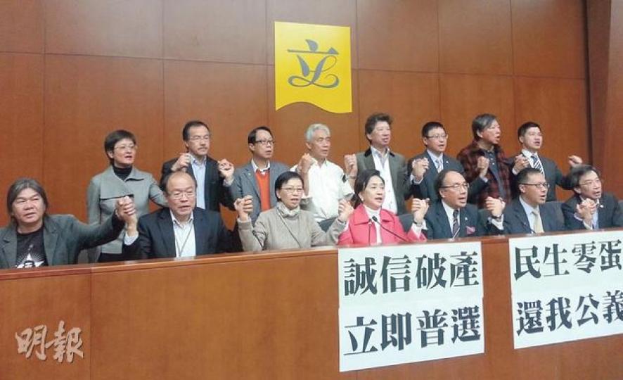 泛民將聯署要求立法會政制事務委員會召開特別會議討論事件,並邀請梁振英及劉夢熊二人接受質詢,下一步不排除動議引用《權力及特權法》徹查事件。(林凱旻攝)新民主同盟議員范國威(圖)今日會到廉署,舉報梁振英涉嫌賄選。(葉家豪攝) 泛民將聯署要求立法會政制事務委員會召開特別會議討論事件,並邀請梁振英及劉夢熊二人接受質詢,下一步不排除動議引用《權力及特權法》徹查事件。(林凱旻攝)新民主同盟議員范國威(圖)今日會到廉署,舉報梁振英涉嫌賄選。(葉家豪攝)