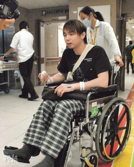 27歲姓羅青年(圖)在巴士上與一名懷疑內地人因座位問題爭執,對方咬斷他右手中指一截約一公分指頭,他事後被送院救治,傷處用繃帶包紮(小圖)。(雲錦鋒攝) 27歲姓羅青年(圖)在巴士上與一名懷疑內地人因座位問題爭執,對方咬斷他右手中指一截約一公分指頭,他事後被送院救治,傷處用繃帶包紮(小圖)。(雲錦鋒攝)