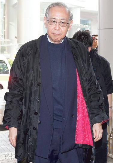 前政務司長許仕仁(圖)與郭氏兄弟涉貪案昨在東區裁判法院第三度提堂,許應訊期間表現從容,但對記者提問一概不回應。(李紹昌攝)郭炳聯(前)昨日應訊後輕鬆離開法院,其間笑而不語。(李紹昌攝)郭炳江應訊期間表現平靜,離開法庭時向記者微笑。(李紹昌攝) 前政務司長許仕仁(圖)與郭氏兄弟涉貪案昨在東區裁判法院第三度提堂,許應訊期間表現從容,但對記者提問一概不回應。(李紹昌攝)郭炳聯(前)昨日應訊後輕鬆離開法院,其間笑而不語。(李紹昌攝)郭炳江應訊期間表現平靜,離開法庭時向記者微笑。(李紹昌攝)