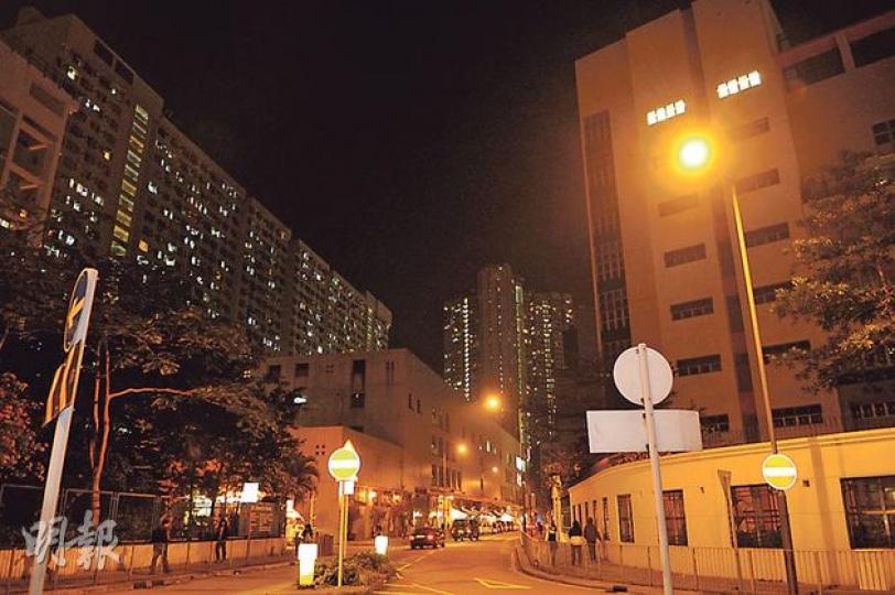 警方拘捕的氣槍「槍癡」涉由德田邨德敬樓(圖左)中高層寓所窗戶,把膠子彈射向50米外的聖公會德田李兆強小學(圖右),幸無人因此嚴重受傷。(衛永康攝) 警方拘捕的氣槍「槍癡」涉由德田邨德敬樓(圖左)中高層寓所窗戶,把膠子彈射向50米外的聖公會德田李兆強小學(圖右),幸無人因此嚴重受傷。(衛永康攝)