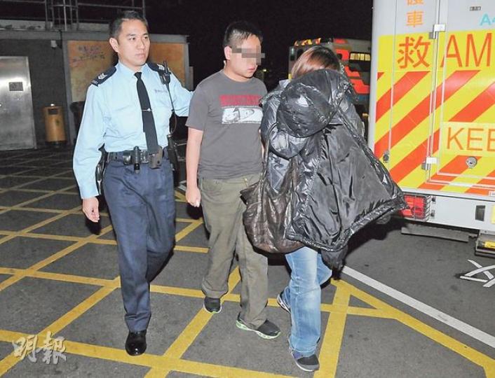 沉迷打機的15歲中二男生(中),母親昨凌晨責備他並強關電腦,兒子即情緒失控揑母親(右)手臂致多處瘀傷,後被送院檢查,兒子則在警員「監視」下伴母同行。(蔡方山攝) 沉迷打機的15歲中二男生(中),母親昨凌晨責備他並強關電腦,兒子即情緒失控揑母親(右)手臂致多處瘀傷,後被送院檢查,兒子則在警員「監視」下伴母同行。(蔡方山攝)