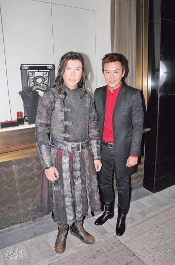 以古代大俠造型出現的甄子丹為《3D冰封俠》復工,陳浩民則客串一日演現代人。(攝影﹕劉永銳、黃梓烜)甄子丹有專用膠櫈,雖然是膠,亦是身分象徵。(攝影﹕劉永銳、黃梓烜)陳浩民恭敬地移開甄子丹專用膠櫈影合照。(攝影﹕劉永銳、黃梓烜)陳浩民女兒陳雅薷非常精靈可愛,吸引不少途人圍觀。(攝影﹕劉永銳、黃梓烜)陳浩民客串拍戲,跟得太太蔣麗莎帶同女兒一起探班。(攝影﹕劉永銳、黃梓烜) 以古代大俠造型出現的甄子丹為《3D冰封俠》復工,陳浩民則客串一日演現代人。(攝影﹕劉永銳、黃梓烜)甄子丹有專用膠櫈,雖然是膠,亦是身分象徵。(攝影﹕劉永銳、黃梓烜)陳浩民恭敬地移開甄子丹專用膠櫈影合照。(攝影﹕劉永銳、黃梓烜)陳浩民女兒陳雅薷非常精靈可愛,吸引不少途人圍觀。(攝影﹕劉永銳、黃梓烜)陳浩民客串拍戲,跟得太太蔣麗莎帶同女兒一起探班。(攝影﹕劉永銳、黃梓烜)