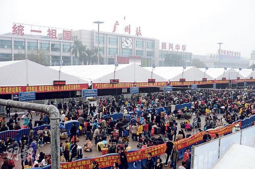 廣州火車站搭建多個帳篷迎接春運人潮,昨日早上大批返鄉者冒着濛濛細雨,在帳篷外設立的露天臨時候車區內等候。(楊歡攝) 廣州火車站搭建多個帳篷迎接春運人潮,昨日早上大批返鄉者冒着濛濛細雨,在帳篷外設立的露天臨時候車區內等候。(楊歡攝)